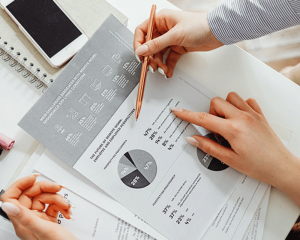 les KPI sont des indicateurs de performance qui permettent de mesurer l'efficacité d'une entreprise, d'un département ou d'un individu