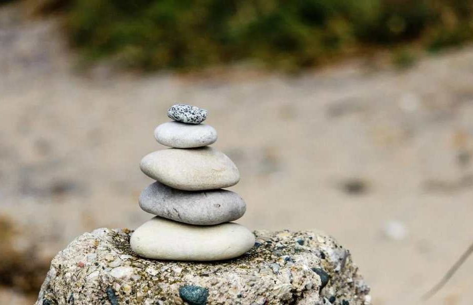 les KPI sont des indicateurs de performance qui permettent de mesurer l'efficacité d'une entreprise, d'un département ou d'un individu. Les OKR sont une méthode de gestion des objectifs qui vise à aligner les objectifs et les résultats clés entre les différents niveaux de l'organisation. Les KPI peuvent être utilisés pour mesurer les résultats clés des OKR, mais les deux termes ne sont pas interchangeables.