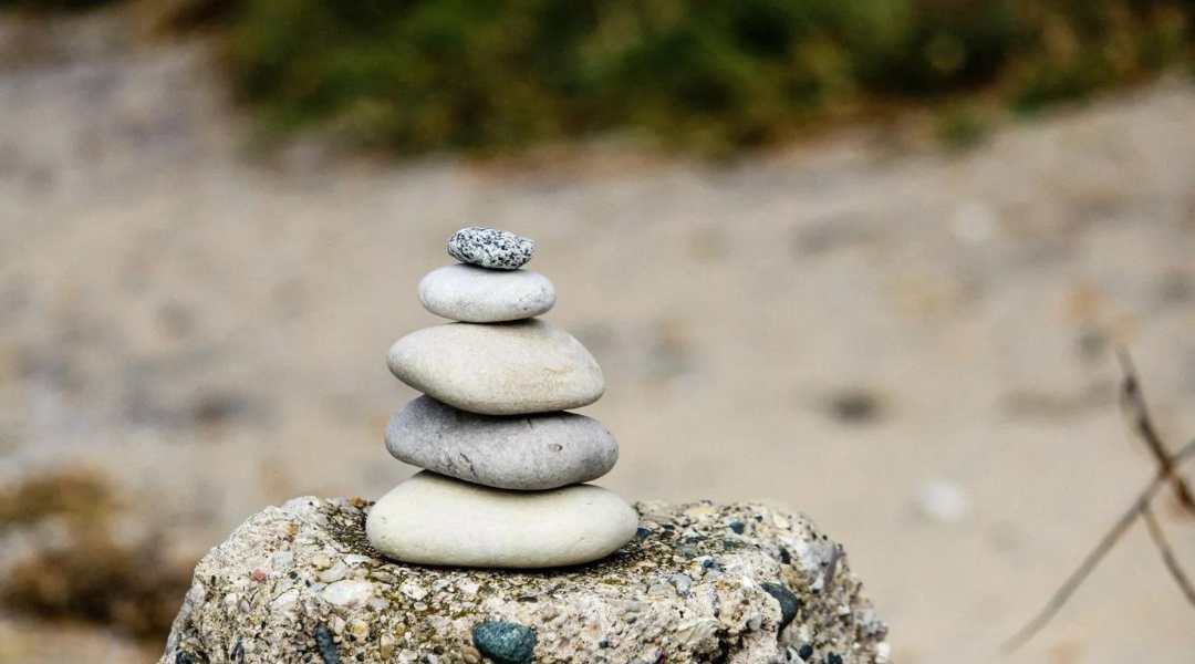 les KPI sont des indicateurs de performance qui permettent de mesurer l'efficacité d'une entreprise, d'un département ou d'un individu. Les OKR sont une méthode de gestion des objectifs qui vise à aligner les objectifs et les résultats clés entre les différents niveaux de l'organisation. Les KPI peuvent être utilisés pour mesurer les résultats clés des OKR, mais les deux termes ne sont pas interchangeables.
