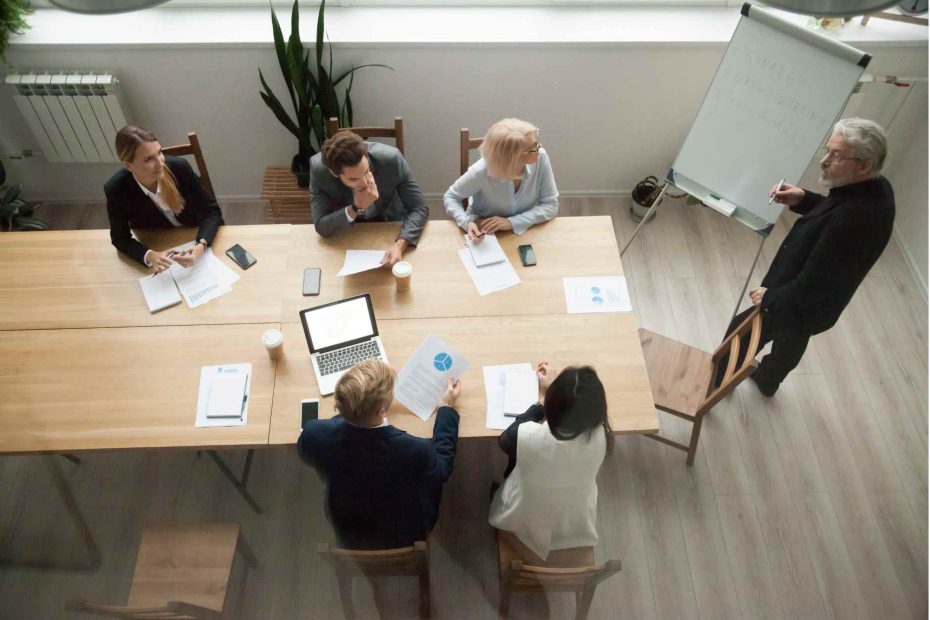 5 étapes pour implémenter un coaching d'équipe efficace avec le modèle GROW 41 Séance de coaching d'équipe par un leader qui utilise le modèle de coaching GROW