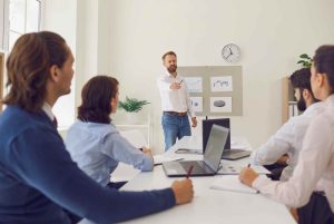 Réunion de suivis des objectifs en suivant le modèle GROW de coaching d'équipe