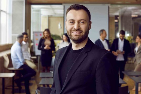 Coaching en leadership 3 C'est un leader qui vient de terminer un coaching d'équipe avec le modèle GROW et il est très fier de faire grandir son équipe