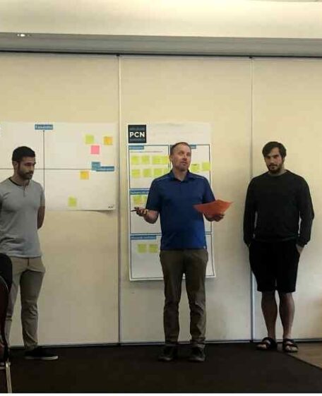 Eric Boucher, spécialiste en OKR et planification et exécution stratégique qui anime un atelier sur les OKR lors du lac à l'épaule de son client PCNPhysio {{brizy_dc_image_alt imageSrc=