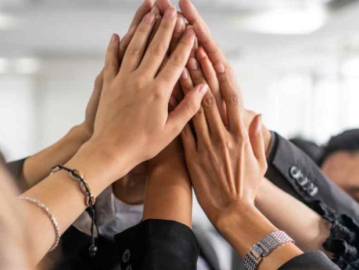 Consultant en planification stratégique et coach OKR 11 6 personnes formé par ACXION PME à la méthode OKR pour fixer et réaliser des objectifs d'équipe