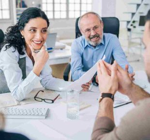 Agence de services-conseils et OKR 1 Une réunion avec un client d'ACXION, une agence de services-conseils qui accompagnent les pme depuis 2014