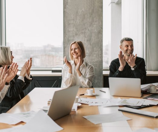 Services de consultation OKR 1 La haute direction se félicite d'avoir fait appel à Eric Boucher, consultant OKR pour les aider à fixer les objectifs stratégiques